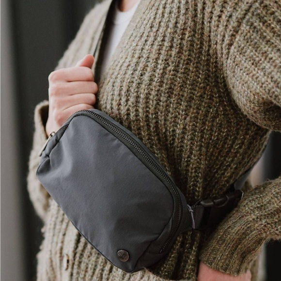 Brand New Crossbody Fanny Pack Belt Bag ~in Black 🖤 - Picture 7 of 9